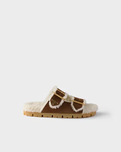 Prada Slipper Aus Wildleder Und Lammfell In Brown