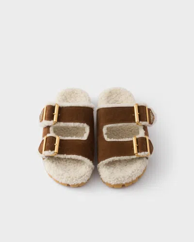 Prada Slipper Aus Wildleder Und Lammfell In Brown