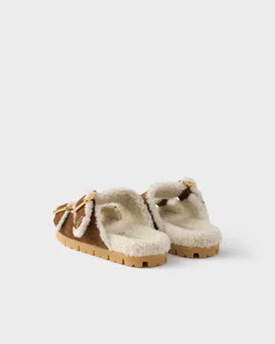 Prada Slipper Aus Wildleder Und Lammfell In Brown