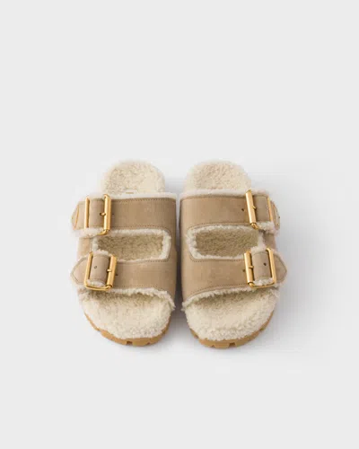 Prada Slipper Aus Wildleder Und Lammfell In Neutral