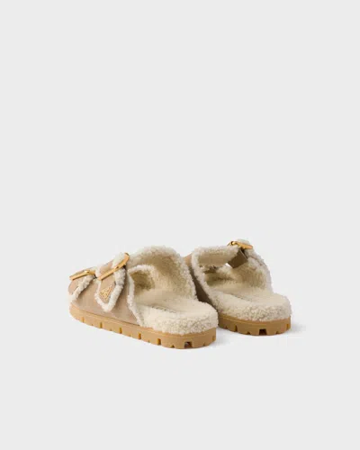 Prada Slipper Aus Wildleder Und Lammfell In Neutral