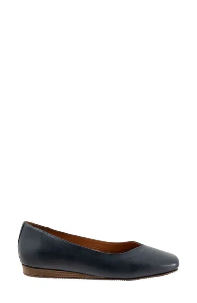 Softwalk ® Vina Flat In Black