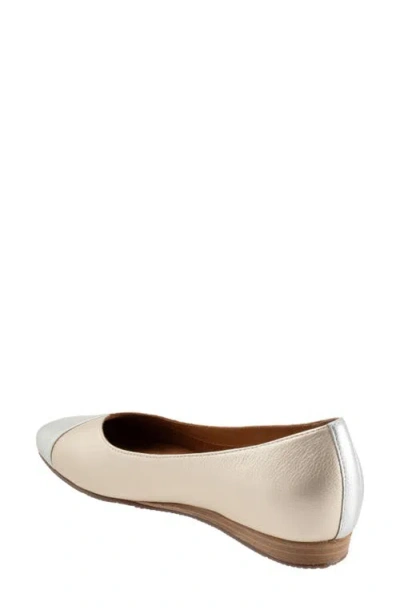 Softwalk ® Vina Flat In White