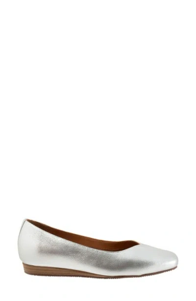 Softwalk ® Vina Flat In White