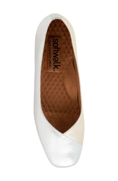 Softwalk ® Vina Flat In White