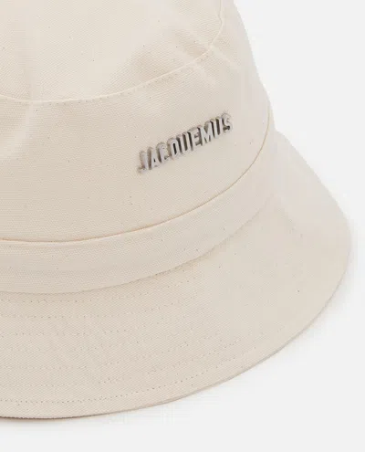 Jacquemus Le Bob Gadjo Bucket Hat In Neutral