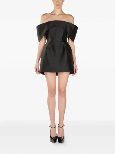 露肩迷你连衣裙