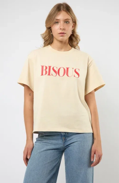 Viens Avec Moi Bisous Boxy Cotton Graphic T-shirt In Neutral