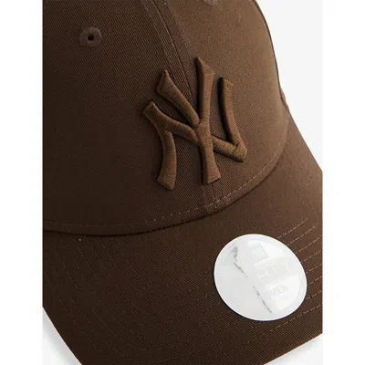 New Era Womens Dark Brown 9forty Essential New York Yankees Cotton Baseball Cap In Brown
