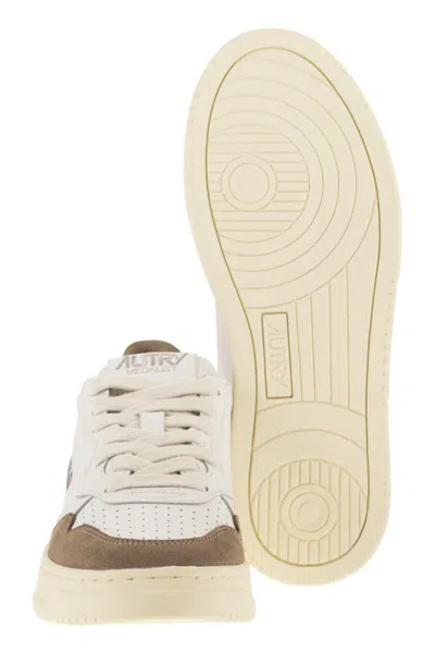 Autry Medalist Low Leather Sneakers In White And Antil Suede In Brown