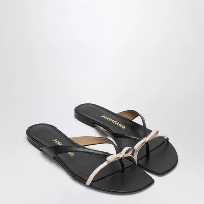 Ferragamo Mini Bow Flip-flop Black And Powdery  / Narrow Fit In Black