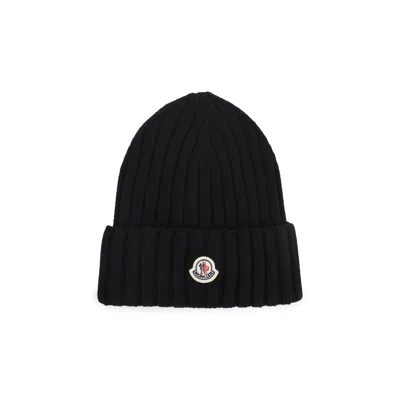 Moncler Logo Patch Ribbed Beanie In Black