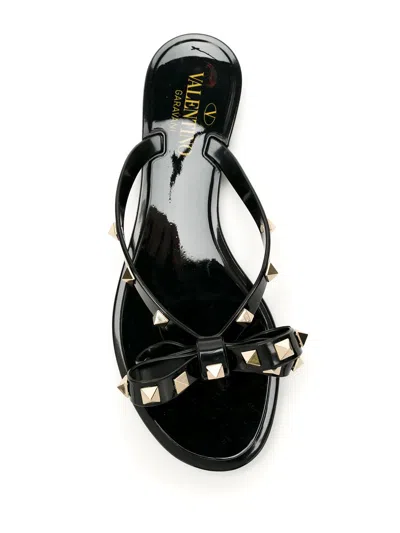 Valentino Garavani The Rockstud Rubber Flip Flops In Black
