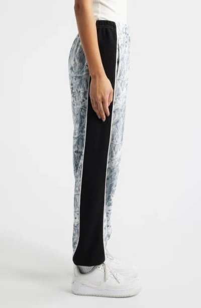 Boys Lie Snowed In Multi