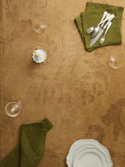 The House Of Lyria Taxus Linen Rectangular Tablecloth (102.5in/2.6m) In Brown