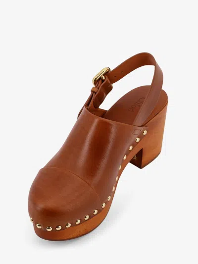 Chloé Jeannette 80 Wedge Clogs In Brown