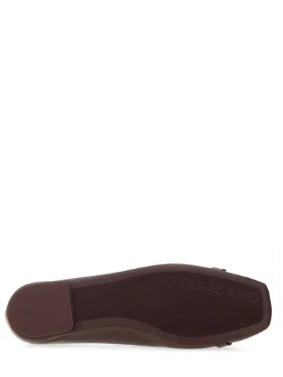 Ferragamo Ornament Hooks Ballet Flats In Burgundy