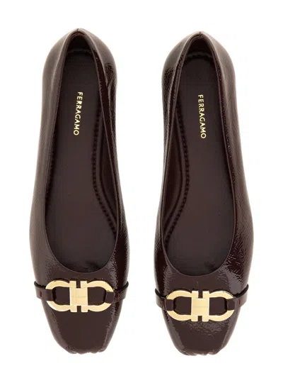 Ferragamo Ornament Hooks Ballet Flats In Burgundy