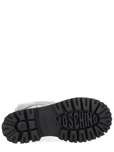 Moschino Round Toe Zipped Boots In Black