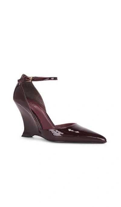 Raye Rivington Wedge In Burgundy