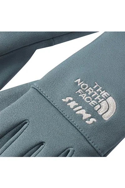 The North Face X Skims Gloves In Blue