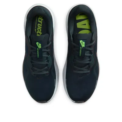 Nike Structure 26 Sneakers In Green