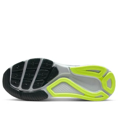 Nike Structure 26 Sneakers In Green