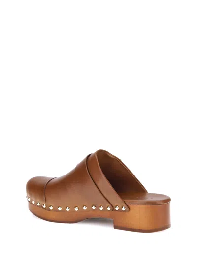 Chloé Jeannette Embellished Leather Platform Clogs In Brown