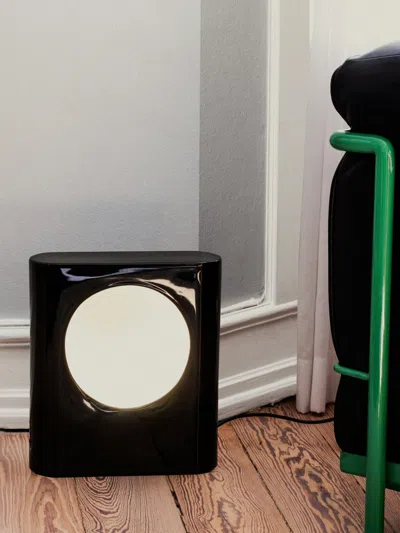 Raawii Floor Lamps Lifestyle  In Black