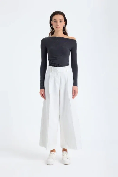 Monlicia Cyra Cotton Linen Blend Cropped Wide Leg Trousers In White