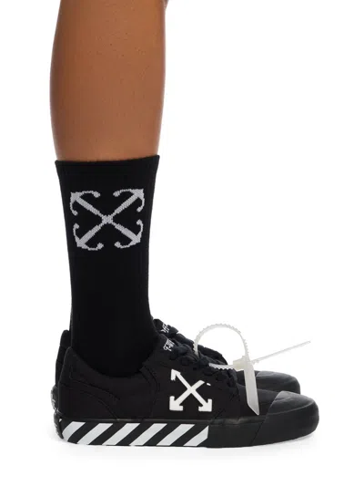 Off-white Round-toe Low-top Casual Shoes In Black