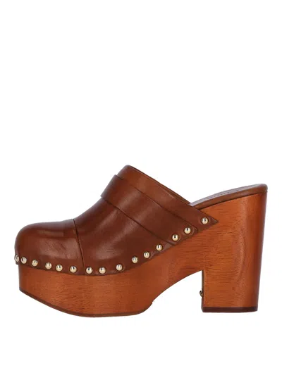 Chloé Jeannette Wedge Clogs In Brown
