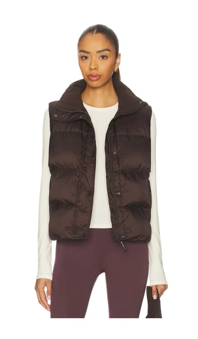 Beyond Yoga Big Cozy Puffer Vest In Dark Chocolate In Burgundy