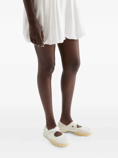 交叉带芭蕾平底鞋