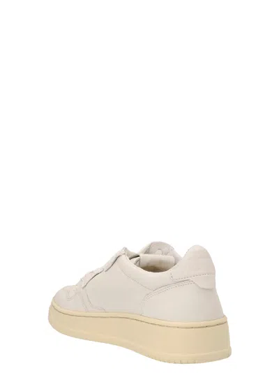 Autry Low Medalist Sneakers In White Leather E Powder E Suede Beige