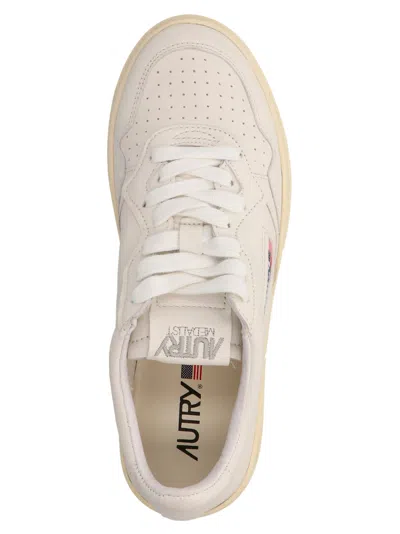 Autry Low Medalist Sneakers In White Leather E Powder E Suede Beige