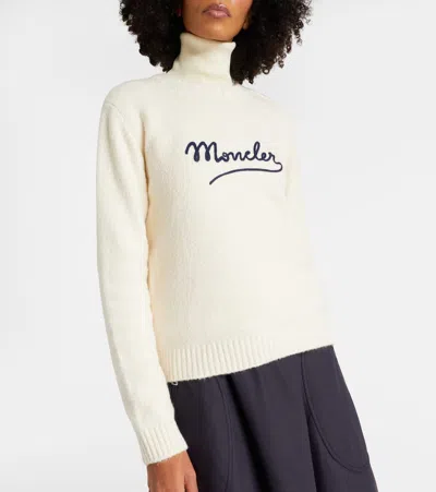 Moncler Embroidered Logo Crop Crewneck Sweater In Neutral