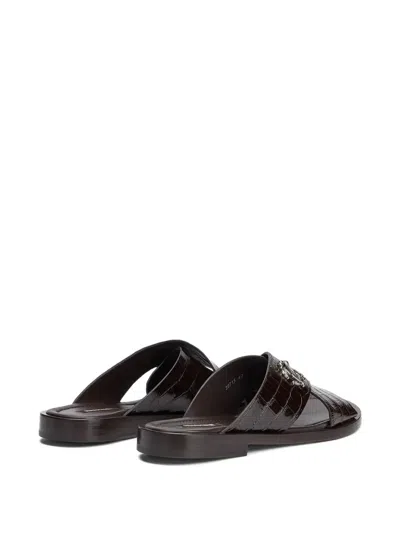 仿鳄鱼纹LOGO凉鞋