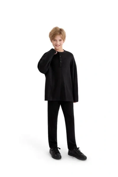 Moustache Three-button Henley Top In Black