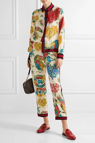 Shop Gucci Grosgrain-trimmed Printed Silk Crepe De Chine Straight-leg Pants In Ivory