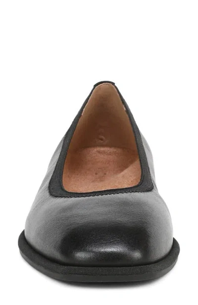 Vionic Orinda Square Toe Flat In Black