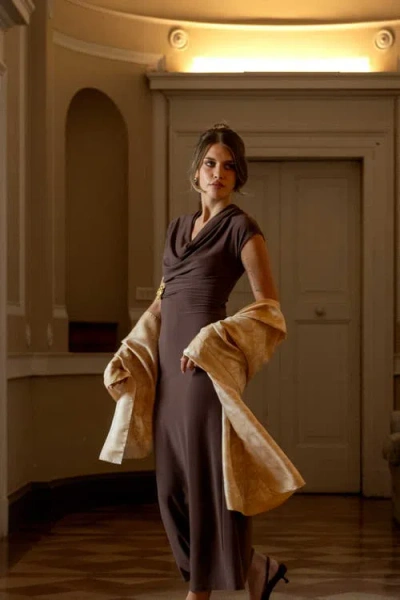 Elizabetta Regina In Neutral