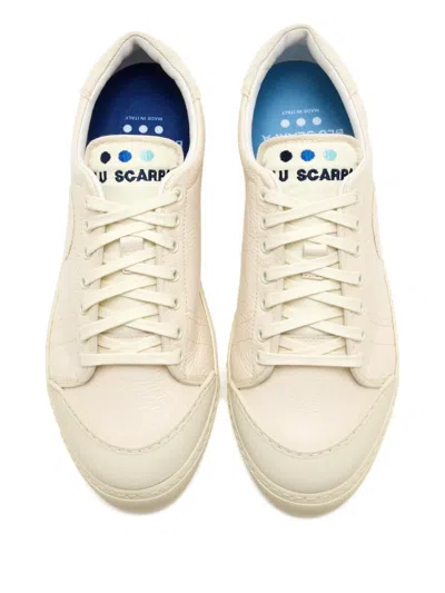 圆形贴花运动鞋