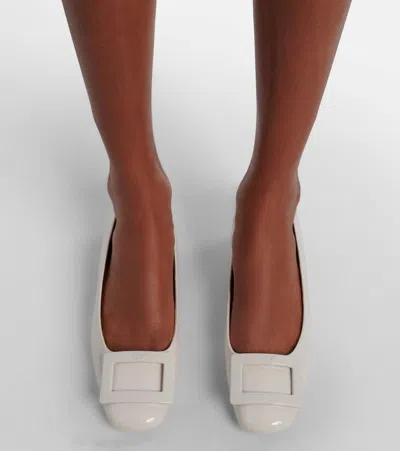 Roger Vivier Roundy Lacquered Decollete 25 Pumps For Women In White