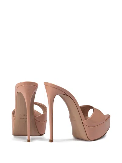 水台式鞋跟凉鞋