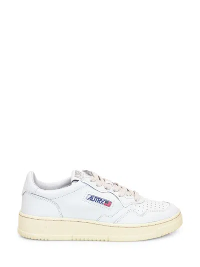 Autry Low Medalist Sneakers In White Leather E Powder E Suede Beige