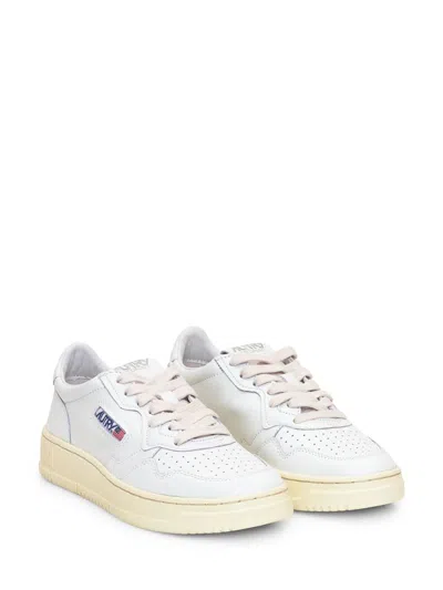 Autry Low Medalist Sneakers In White Leather E Powder E Suede Beige