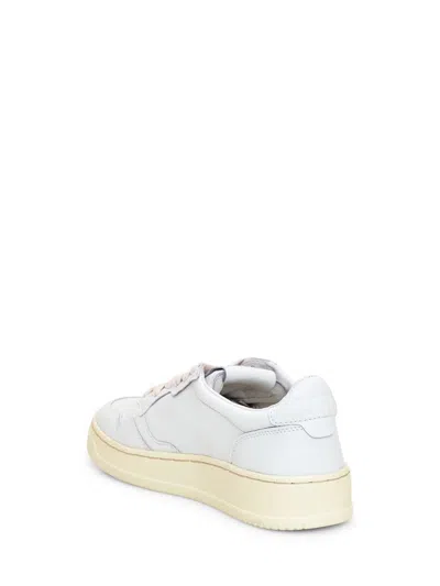 Autry Low Medalist Sneakers In White Leather E Powder E Suede Beige