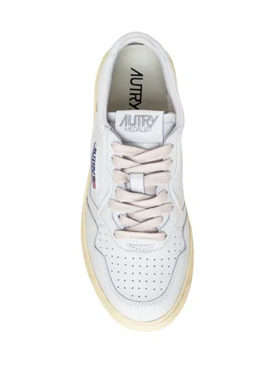Autry Low Medalist Sneakers In White Leather E Powder E Suede Beige