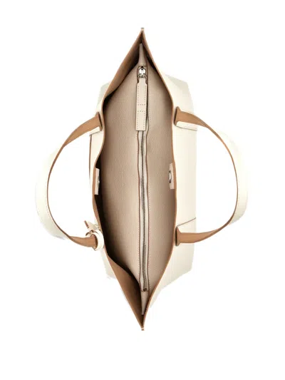 字母吊饰带手提包